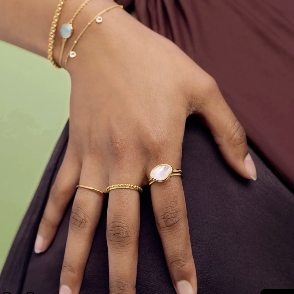 Monica Vinader Petal Ring
18k Gold Vermeil & Moonstone Size 5.5